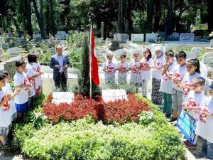Bilgi Evi öğrencileri Abdullah Tayyip Olçok’u mezarı başında andı