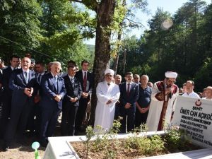 Bakan Arslan, Sinop’ta 15 Temmuz şehidinin kabrini ziyaret etti
