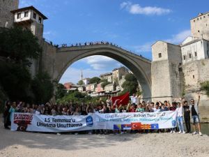 Mostar Köprüsü önünde “15 Temmuz’u unutma, unutturma” pankartı açtılar