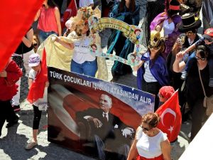 Çeşme’de 23 Nisan karnaval havasında kutlandı
