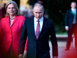 Putin’i düğününe davet eden Avusturya Dışişleri Bakanı Kneissl’ın istifası istendi