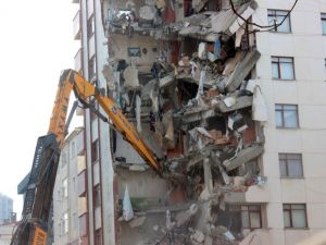 Kartal’da çöken binanın yanındaki Yunus Apartmanı’nın yıkımı devam ediyor