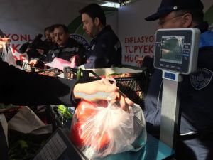 Bayrampaşa’da tanzim satış aracı önünde uzun kuyruklar