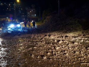 Kuşadası’nda sağanak yağış toprak kaymasına neden oldu