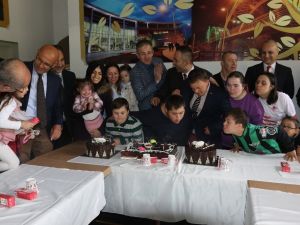 Akhisar protokolü ve Down Sendromlu çocuklar birlikte pasta kesti
