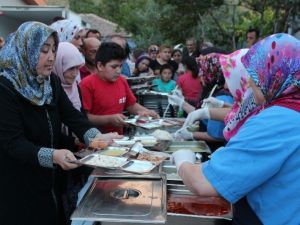 Alaşehir Kızılay’dan mahalle sakinlerine iftar yemeği
