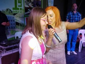 Ünlü sanatçı Zeynep Dizdar engelli kızla düet yaptı