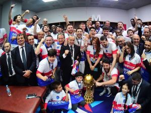 Anadolu Efes’in şampiyonluk sevinci soyunma odasına taşındı