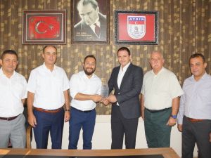 Ayın şoförüne ödülünü Aydın Forum AVM Müdürü Kabakçı verdi