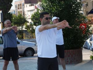 Başkan Günel, Kuşadalılarla birlikte sabah sporu yapıyor