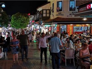 Kuşadası’nda bayramda eğlence tavan yaptı
