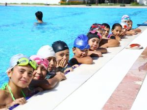 Yenipazarlı minikler yüzmeyi eğlenerek öğreniyor