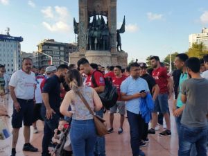 Liverpool ve Chelsea taraftarları Taksim’de toplandı