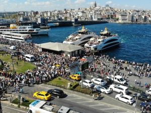 İstanbullular Eminönü İskelesi’ne akın etti, yoğunluk havadan görüntülendi