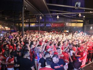 Liverpoollu taraftarlar maç öncesi İstanbul’da doyasıya eğlendi