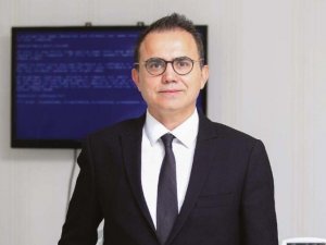 Açık tenli ve renkli gözlüler dikkat