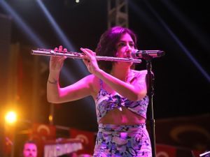 Turgutlu’da kurtuluş coşkusunda Melek Mosso rüzgarı