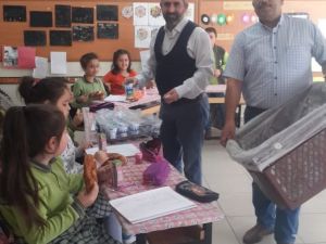 Öğretmen ve velilerden öğrencilere simit ve ayran ikramı