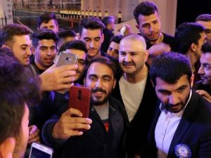 Erzincan’da Şafak Sezer’e öğrencilerden yoğun ilgi
