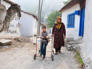 Felçli çocuk inşaat demirleriyle hayata tutundu