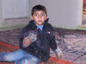 Minik Yusuf’un dramı: Sürekli ısırdığı ellerini plastik şişeye bağlıyorlar