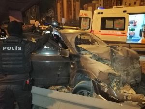 Ehliyetsiz sürücü kaçırdığı otomobille köprü ayağına çarptı