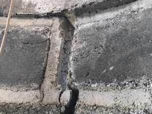Kırkağaç’ta depremde hasar gören cami minaresi kontrollü şekilde yıkıldı