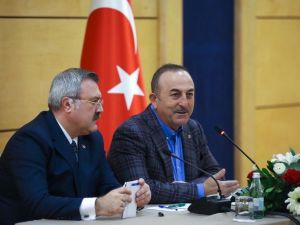 Bakan Çavuşoğlu, Tiran’da Türk vatandaşlarıyla bir araya geldi