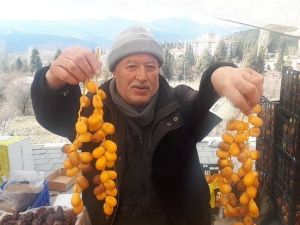 Dalında taze hurma ilgi görüyor