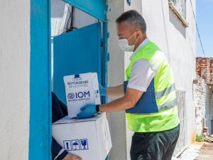 İzmir’deki mültecilere hijyen ve gıda paketi desteği