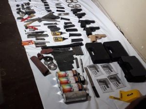 Beyoğlu’nda metruk binada silahlar ele geçirildi