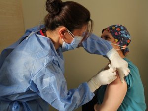 İzmir’de sağlık çalışanları ilk aşıyı oldu