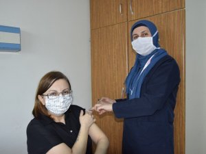 Burdur’da CoronaVac aşısı, sağlık çalışanlarıyla başladı