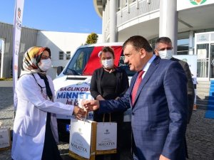 Malatya Büyükşehir Belediyesi’nden sağlıkçılara hediye paketi