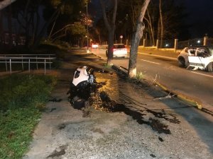 Bakırköy’de ağaca çarpan otomobil ikiye bölündü: 4 yaralı