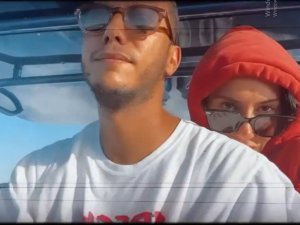 Şeyma Subaşı milyarder sevgilisi ile sarmaş dolaş sürat teknesi kullandı
