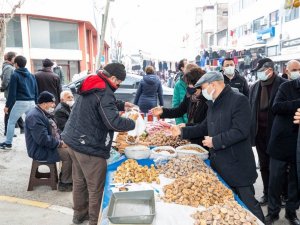 Soyer çifti, pazar alışverişini Bayındır üreticisinden yaptı