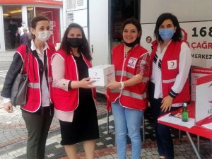 Türk Kızılay Karasu Şubesi kan bağışçılarına sağlık kiti hediye etti