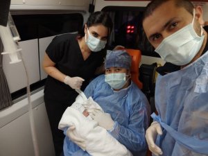 Genç anne hastaneye giderken ambulansta doğum yaptı