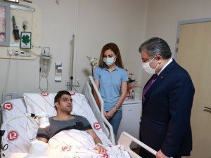 Bakan Koca’dan bıçaklı saldırıda yaralanan doktora geçmiş olsun ziyareti