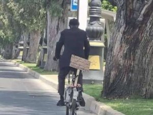 Bisikletine “iş arıyorum” pankartı asıp sokak sokak gezdi