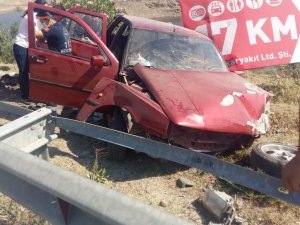 Bariyerlere çarpan otomobildeki 3 kişi yaralandı