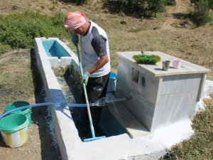 Doğa dostu emekli astsubay kendini eskimiş köy çeşmelerine adadı