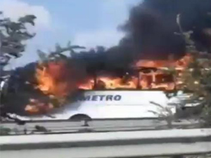 İzmir-Aydın otobanında yolcu otobüsü alev alev yandı