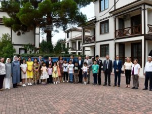 Vali Fuat Gürel, çocukların bayramını kutlayıp harçlık verdi