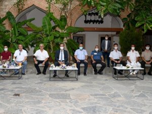 Kuşadası’nda ilçe protokolü vatandaşlar ile bayramlaştı