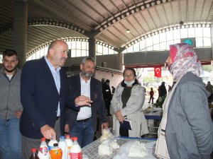 Başkan Ertürk pazaryerlerinde vatandaşları ziyaret etti