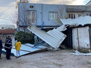 Bursa’da lodos çatıları uçurdu, evler ve arabalar zarar gördü