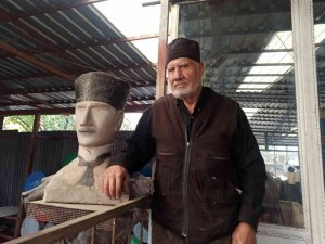 Atatürk sevgisini heykel ve portrelere taşıyor