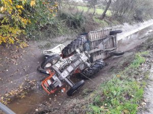 Traktör sulama kanalına devrildi: 1 yaralı
